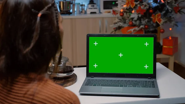 Beyaz kadın laptopta yeşil ekrana bakıyor. — Stok fotoğraf