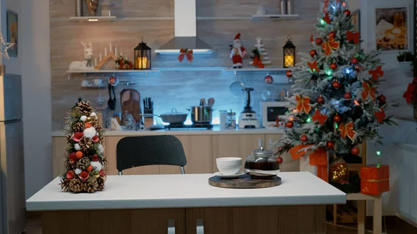 Chambre vide décorée avec des ornements pour le temps de Noël — Photo