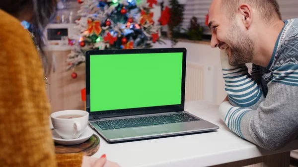 Homme et femme avec écran vert horizontal la veille de Noël — Photo