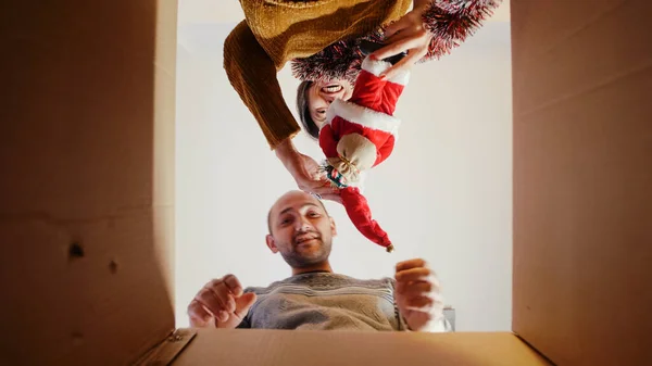 POV férfi és nő nyitott doboz koszorúval és díszítéssel — Stock Fotó
