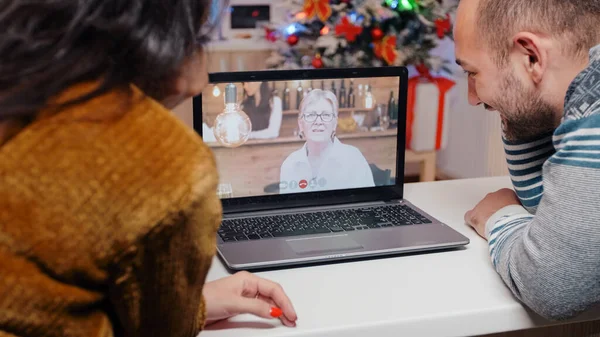 夫妻二人通过视频通话与老妇人共度圣诞 — 图库照片