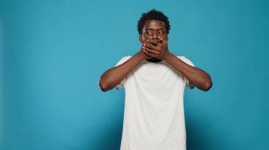 Adamın biri kazara ağzını kapatmış.