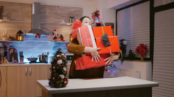Noel hazırlıkları için hediye kutuları taşıyan bir kadın. — Stok fotoğraf