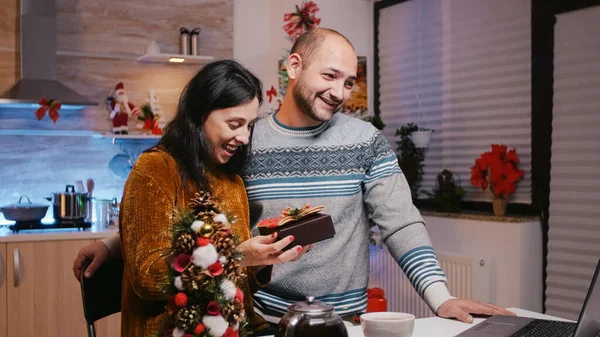 Muž a žena dostávají dárek na video hovor komunikace — Stock fotografie
