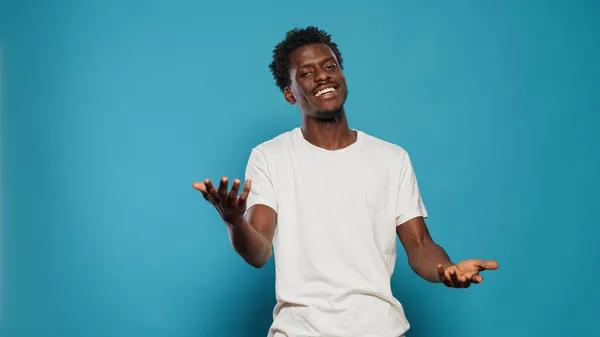 Zwarte man spreekt tot camera en doet handgebaren — Stockfoto