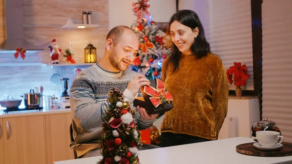Kadın, Noel arifesini kutlayan adama hediye kutusu veriyor. — Stok fotoğraf