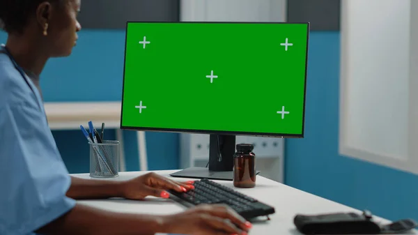 Primo piano del medico specialista utilizzando lo schermo verde sul monitor — Foto Stock