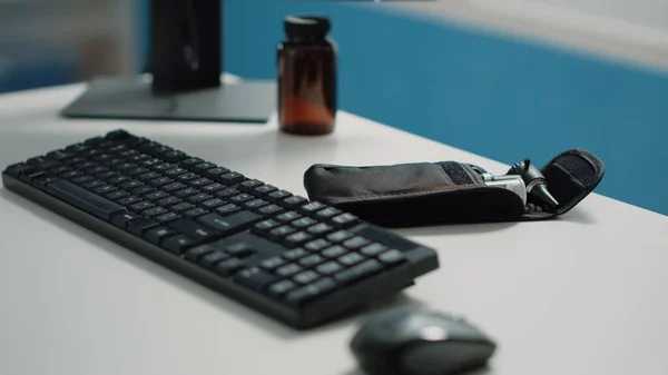Närbild av medicinsk utrustning och instrument på skrivbordet — Stockfoto