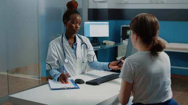 Medic giving bottle of pills to patient with sickness at checkup — Stock Photo, Image