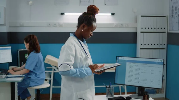 Femme travaillant comme médecin et tenant une tablette numérique — Photo
