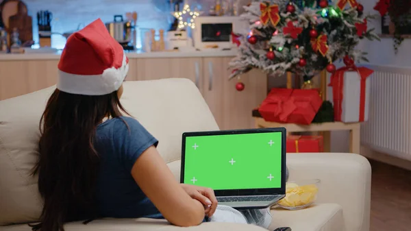 Woman looking at horizontal green screen on laptop — Stock Photo, Image