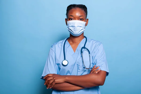 Portret afrykańskiej pielęgniarki amerykańskiej noszącej ochronną maskę na twarz — Zdjęcie stockowe