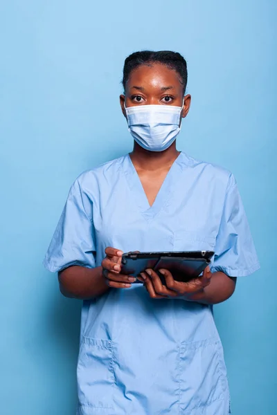 African american therapist nurse with protective face mask to prevent infection with coronavirus — Stock Photo, Image