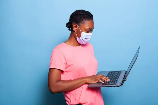 코로나 바이러스에 대항하여 얼굴을 보호하는 마스크를 쓴 아프리카 계 미국인 십 대 — 스톡 사진