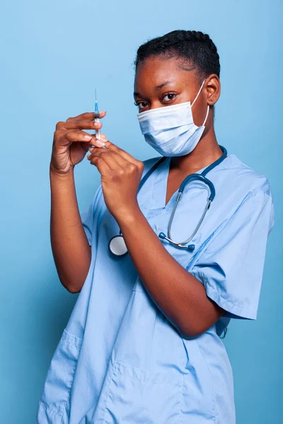 Afrikaanse amerikaanse therapeut assistent met bescherming gezichtsmasker — Stockfoto