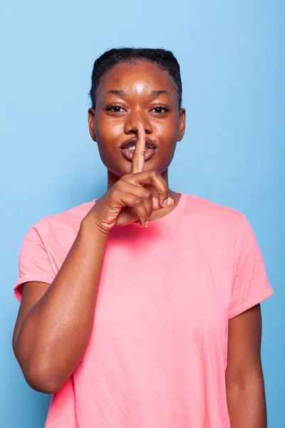 Портрет африканського американця, молода жінка, що шепоче таємницю — стокове фото
