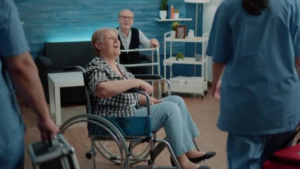 Invalid old woman in nursing home receiving medical visit — Stock Video