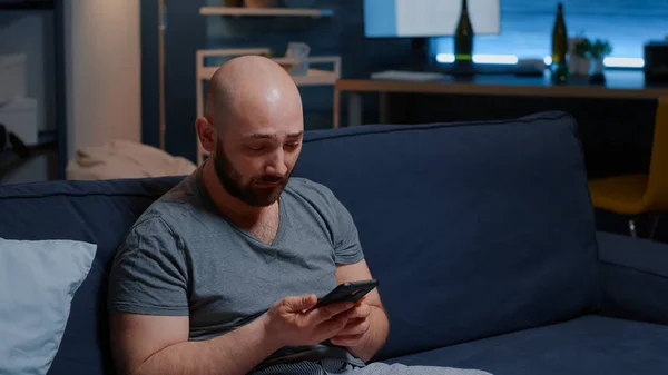 Surpreendido homem atrasado recebendo más notícias do banco — Fotografia de Stock