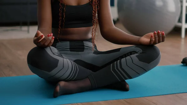 Flexible fit black woman practicing respiratory exercise during morning fitness sport — Stock Photo, Image