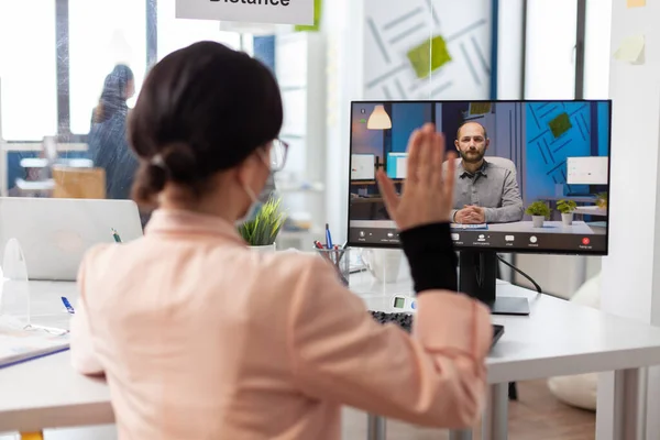 Empresária cumprimentando gerente remoto durante reunião de videocall online — Fotografia de Stock