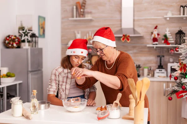 Großmutter zeigt Kindern, wie man Plätzchenteig zubereitet — Stockfoto