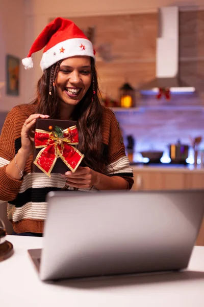 Radostná žena drží dárek box při videohovoru — Stock fotografie