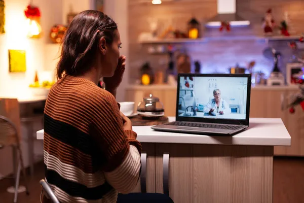 Хвора жінка розмовляє з лікарем на онлайн-відеоконференції — стокове фото