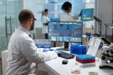 Koronavirüs tedavisinde çalışan kimyager doktor virüs uzmanı.