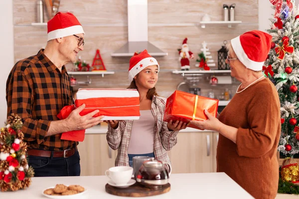 Família feliz trazendo presente de embrulho de xmas com fita nele celebrando feriado de Natal — Fotografia de Stock
