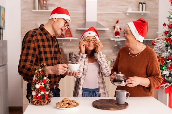 クリスマス休暇を祝う幸せな家族一緒にクリスマスの装飾キッチンで過ごす — ストック写真
