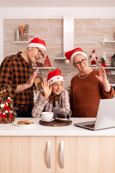 Happy rodina pozdrav vzdálených rodičů během on-line videokall setkání — Stock fotografie