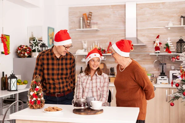 Família feliz celebrando férias de inverno desfrutando da temporada de Natal — Fotografia de Stock