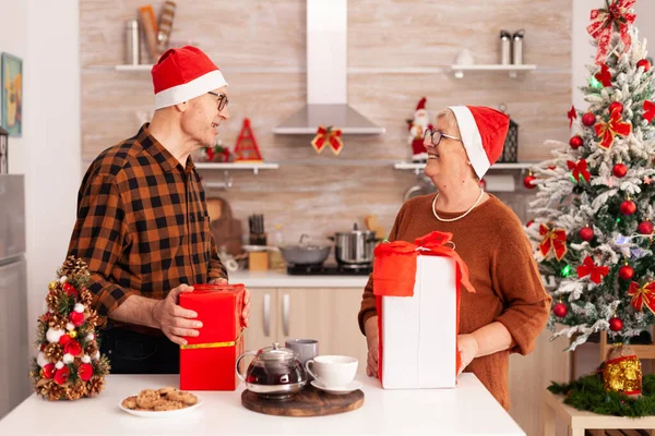 Großeltern überraschen sich gegenseitig mit Weihnachtsgeschenk — Stockfoto