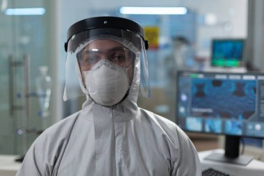 Coronavirus koruyucu tıbbi ekipman araştırmacısı portresi