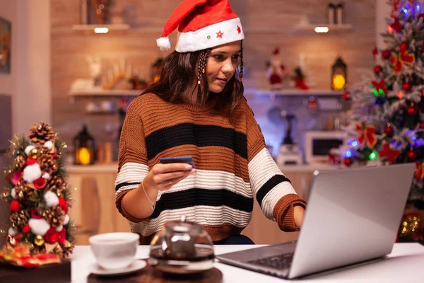 Adulto alegre haciendo compras en línea para Navidad —  Fotos de Stock