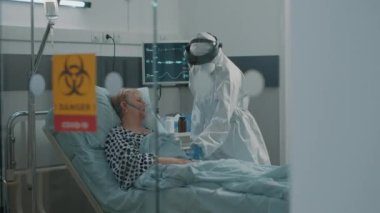Coronavirüsü olan eski bir hastaya tıbbi danışmanlık yapıyor.