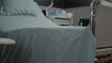Boş hastane koğuşundaki kalp atış hızı monitörünü kapat.