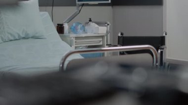 Hastane koğuşundaki boş yatağı tıbbi malzemelerle kapatın.
