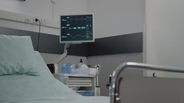 Close up of monitor used to measure heart rate and pulse — Stock Video