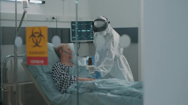 Медицинская команда проводит консультации для пожилых пациентов с коронавирусом — стоковое видео