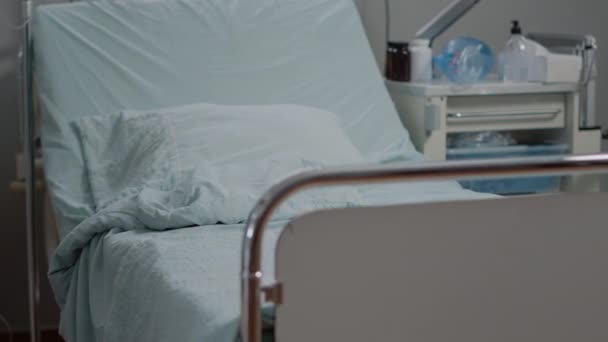 Arzthelferin bereitet Krankenhausbett für Patientin vor — Stockvideo