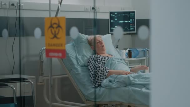 Kobieta z objawami koronawirusa prosząca o pomoc medyczną — Wideo stockowe