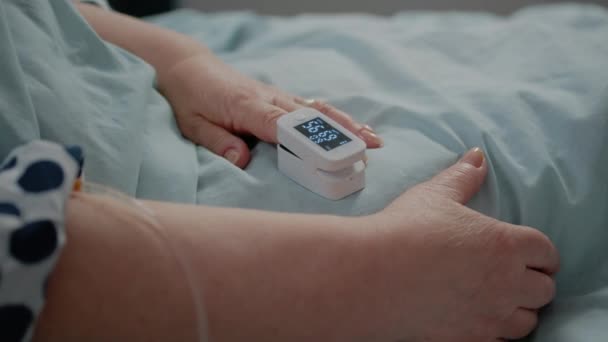 Close-up van de oximeter aan de vinger met een lage zuurstofverzadiging — Stockvideo