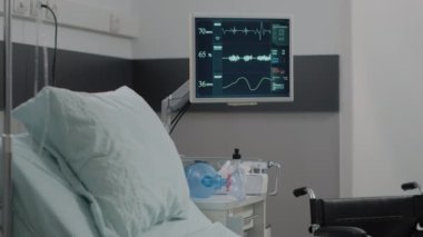 Boş hastane koğuşundaki kalp atış hızı monitörünü kapat.