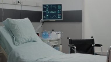 Kalp atış hızı monitörü ve yatağı olan boş hastane koğuşu.