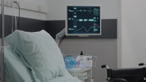 Primer plano del monitor de frecuencia cardíaca en la sala de hospital vacía — Vídeos de Stock