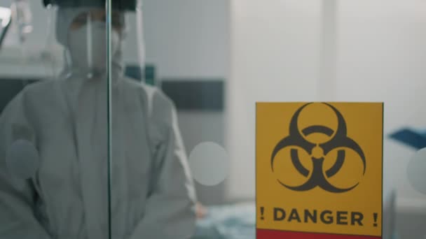 Retrato del médico con traje de materiales peligrosos en la zona de cierre — Vídeos de Stock