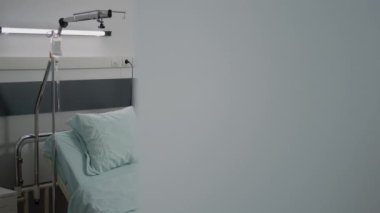 Hastane koğuşunda yatak ve kalp atış hızı monitörü olan kimse yok.