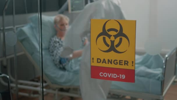 Primer plano de la señal de peligro en el vidrio de la sala de hospital — Vídeos de Stock