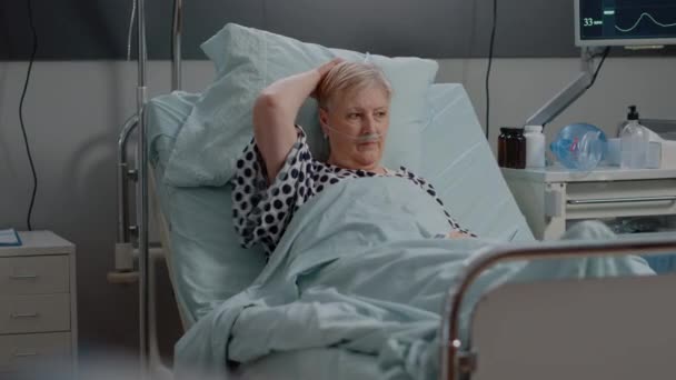 Ιατρικός βοηθός κάνει την επίσκεψη ελέγχου για τους ηλικιωμένους ασθενείς — Αρχείο Βίντεο